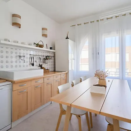 Superbe Appartement, Balcon Vue Mer, 3 Chambres!